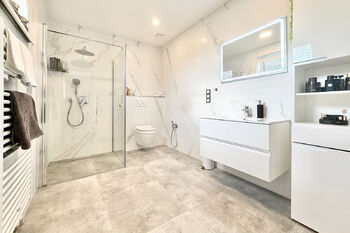 koupelna u ložnice - Prodej domu 220 m², Polerady