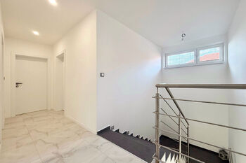 schodiště - Prodej domu 220 m², Polerady