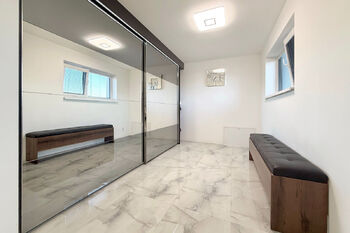vstup - Prodej domu 220 m², Polerady