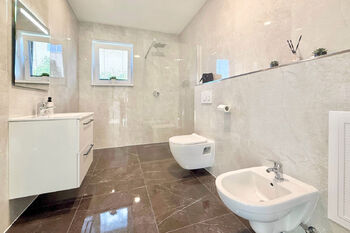 koupelna 1.NP - Prodej domu 220 m², Polerady