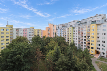 Výhled z ložnice - Prodej bytu 3+1 v osobním vlastnictví 62 m², Praha 9 - Černý Most