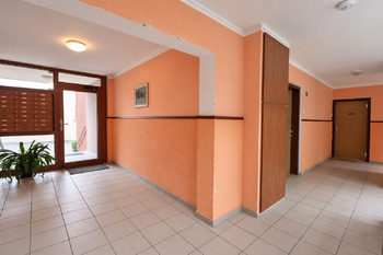 Vstupní chodba domu - Prodej bytu 3+1 v osobním vlastnictví 62 m², Praha 9 - Černý Most