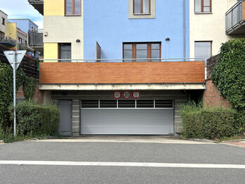 Vjezd do garáže - Pronájem bytu 2+kk v osobním vlastnictví 61 m², Praha 10 - Hostivař