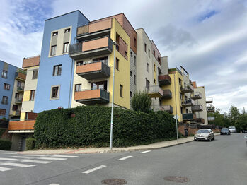 Dům - Pronájem bytu 2+kk v osobním vlastnictví 61 m², Praha 10 - Hostivař