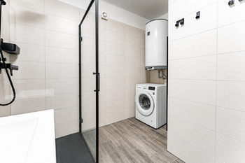 Koupelna 2.NP - Prodej domu 218 m², Stará Huť