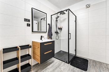 Koupelna 2.NP - Prodej domu 218 m², Stará Huť