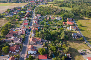 Letecký snímek pozemku a okolí - Prodej pozemku 818 m², Krakovany