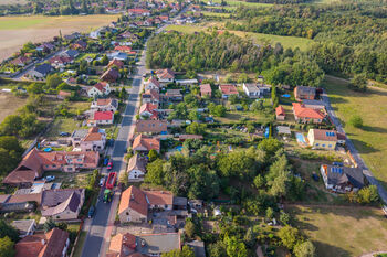 Letecký snímek pozemku a okolí - Prodej pozemku 818 m², Krakovany