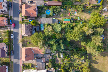 Letecký snímek pozemku a okolí - Prodej pozemku 818 m², Krakovany