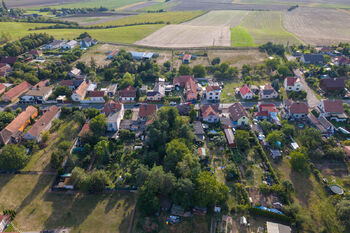 Letecký snímek pozemku a okolí - Prodej pozemku 818 m², Krakovany