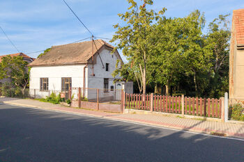 Pohled na nemovitost z ulice - Prodej pozemku 818 m², Krakovany