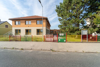 Mateřská škola - Prodej pozemku 818 m², Krakovany