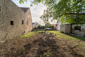 Přístup na pozemek (levá část) - Prodej pozemku 818 m², Krakovany