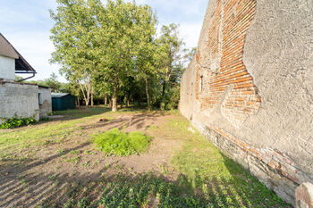 Přístup na pozemek (pravá část) - Prodej pozemku 818 m², Krakovany