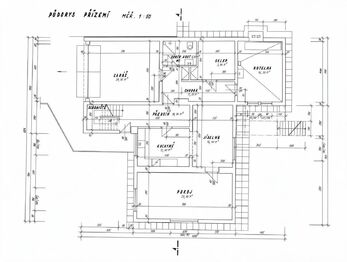 Originální  půdorys domu - V přízemí se nachází prostorná dvougaráž, technické místnosti, nový plynový kotel, viditelné rozvody sítí , pokoje a místnost využívaná jako prádelna - Prodej domu 280 m², Praha 5 - Smíchov