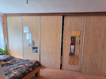 vestavná skříň ložnice - Prodej bytu 2+1 v osobním vlastnictví 55 m², Karlovy Vary