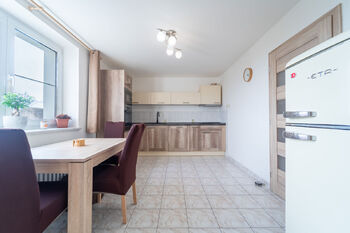 Průchozí kuchyně v patře - Prodej domu 172 m², Krakovany