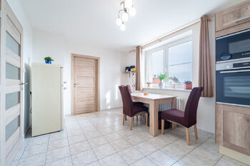 Průchozí kuchyně v patře - Prodej domu 172 m², Krakovany
