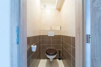 Toaleta v patře - Prodej domu 172 m², Krakovany