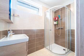 Koupelna v patře - Prodej domu 172 m², Krakovany