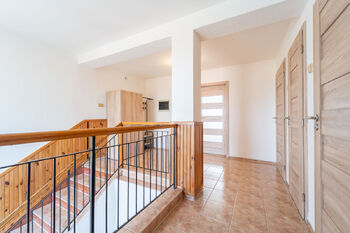 Hala v patře - Prodej domu 172 m², Krakovany