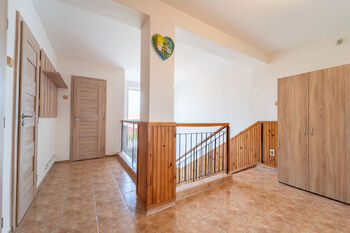 Hala v patře - Prodej domu 172 m², Krakovany