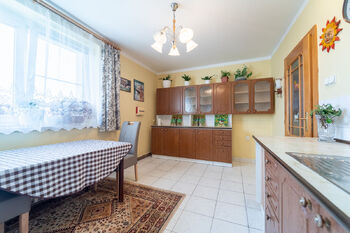 Kuchyně v přízemí - Prodej domu 172 m², Krakovany