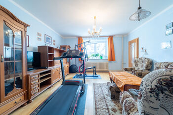 Obývací pokoj v přízemí - Prodej domu 172 m², Krakovany