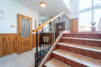 Vstupní hala v přízemí - Prodej domu 172 m², Krakovany