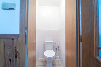 Toaleta v přízemí - Prodej domu 172 m², Krakovany