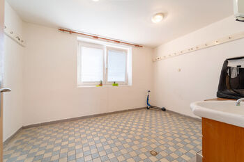 Prádelna se samostatným vstupem - Prodej domu 172 m², Krakovany
