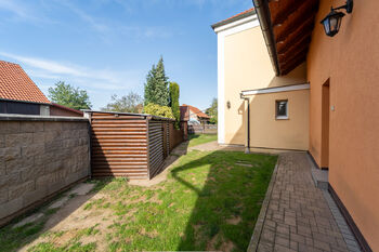 Prostor před dílnou a prádelnou - Prodej domu 172 m², Krakovany
