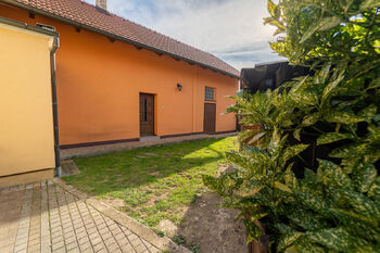 Vstup do prádelny a dílny - Prodej domu 172 m², Krakovany