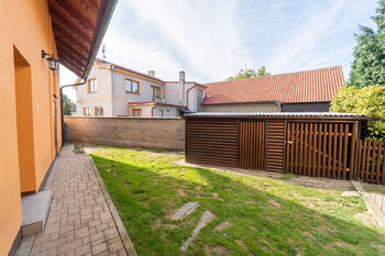 Prostor před dílnou a prádelnou - Prodej domu 172 m², Krakovany
