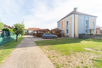 Pohled na dům z pozemku - Prodej domu 172 m², Krakovany