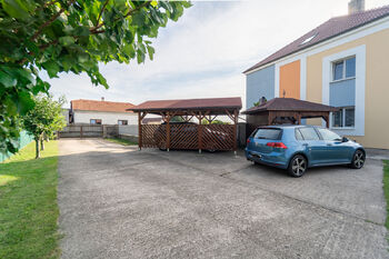 Parkovací místa a altán - Prodej domu 172 m², Krakovany