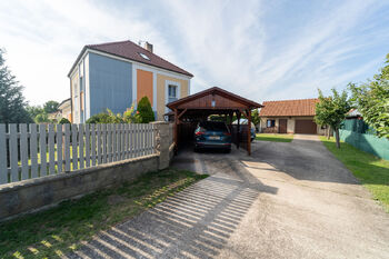 Pohled na dům z pozemku - Prodej domu 172 m², Krakovany