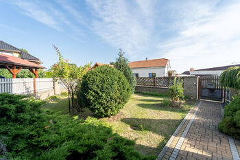 Vstup do domu a okrasná zeleň - Prodej domu 172 m², Krakovany