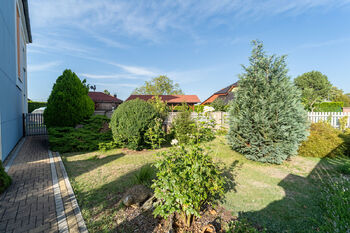 Vstup do domu a okrasná zeleň - Prodej domu 172 m², Krakovany