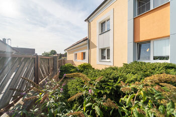 Pohled na dům z pozemku - Prodej domu 172 m², Krakovany