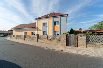 Pohled na dům z ulice - Prodej domu 172 m², Krakovany