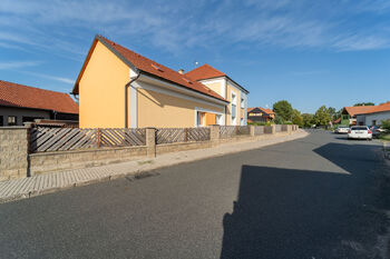 Pohled na dům z ulice - Prodej domu 172 m², Krakovany