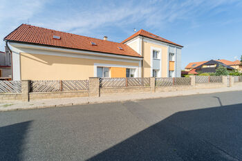 Pohled na dům z ulice - Prodej domu 172 m², Krakovany