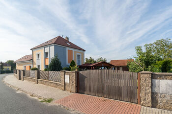 Pohled na dům z ulice - Prodej domu 172 m², Krakovany 