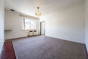 2. pokoj v patře vedle kuchyně - Prodej domu 110 m², Vsetín