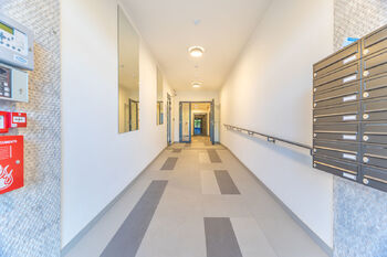Vstupní hala do domu - Pronájem bytu 2+kk v osobním vlastnictví 51 m², Praha 5 - Hlubočepy