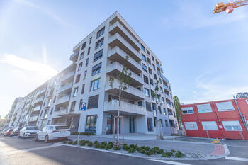 Pohled na dům - Pronájem bytu 2+kk v osobním vlastnictví 51 m², Praha 5 - Hlubočepy