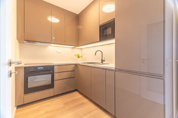 Plně vybavená kuchyně - Pronájem bytu 2+kk v osobním vlastnictví 51 m², Praha 5 - Hlubočepy