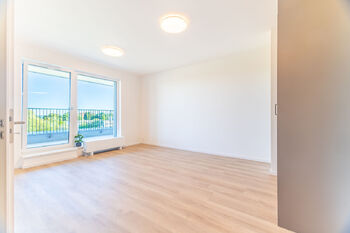 Obývací pokoj s výstupem na terasu - Pronájem bytu 2+kk v osobním vlastnictví 51 m², Praha 5 - Hlubočepy