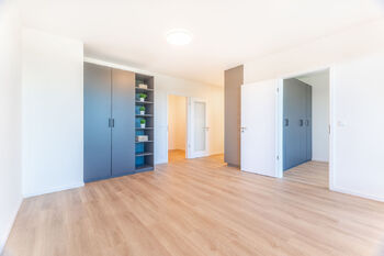 Obývací pokoj - Pronájem bytu 2+kk v osobním vlastnictví 51 m², Praha 5 - Hlubočepy